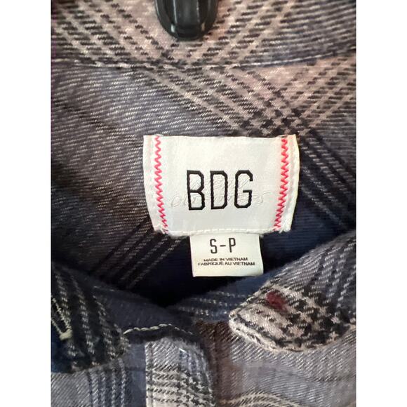 BDG Urban Outfitters size small oversized cropped flannel shirt button down - Picture 3 of 3